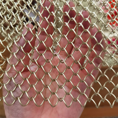 좋은 가격 고품질 알루미늄/스테인리스 스틸 장식용 금속 코일 드레이퍼리 메쉬 (결혼식, 폭포 룸 디바이더용) 온라인으로